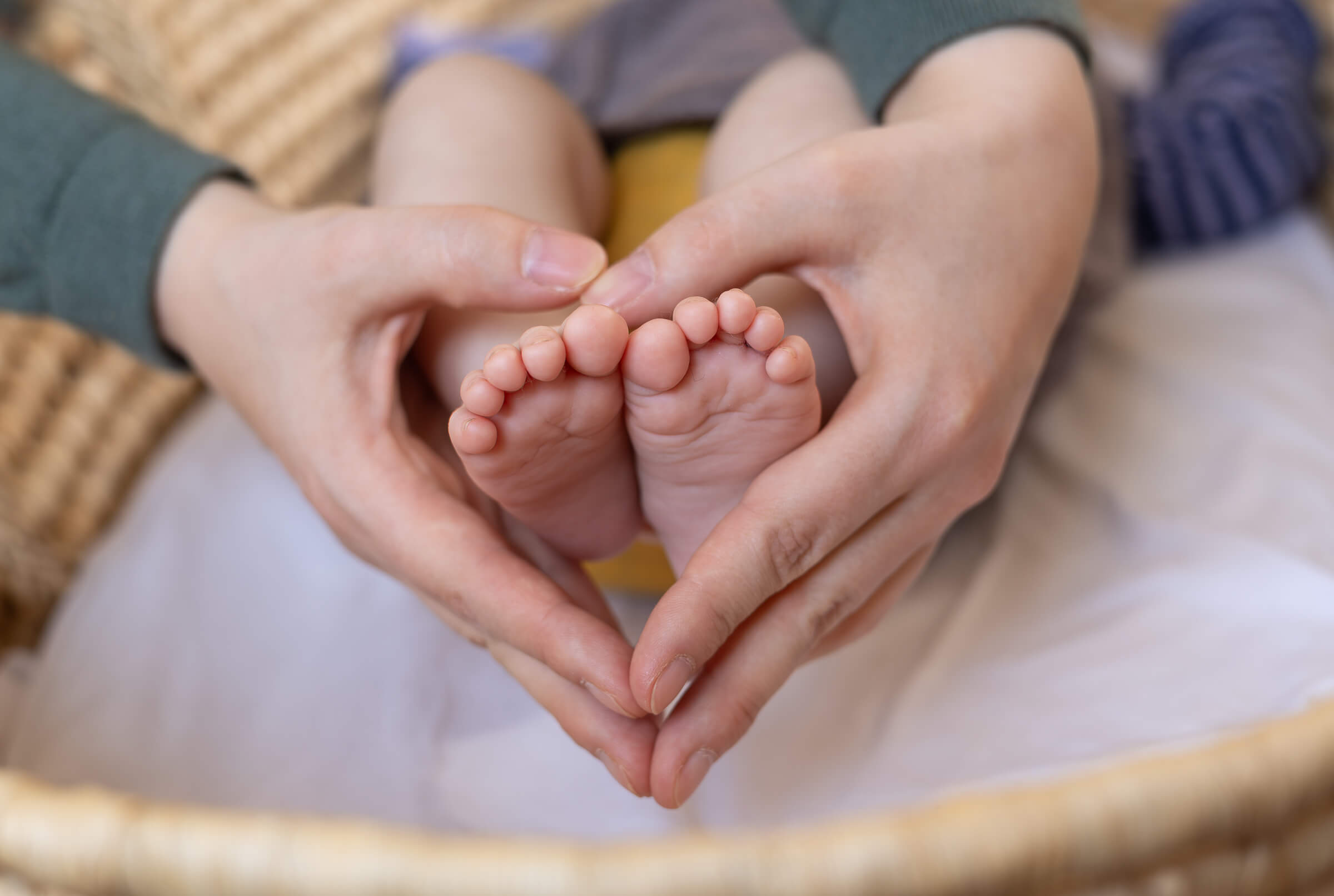 Fotograf Hamburg, Neugeborenenfotograf Hamburg, Babyfüße umrahmt von den Händen der Mama als Herz