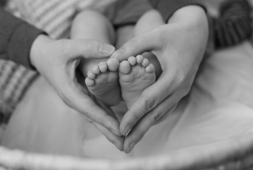 Neugeborenenfotos- Baby liegt schlafend im Korb, Hamburg