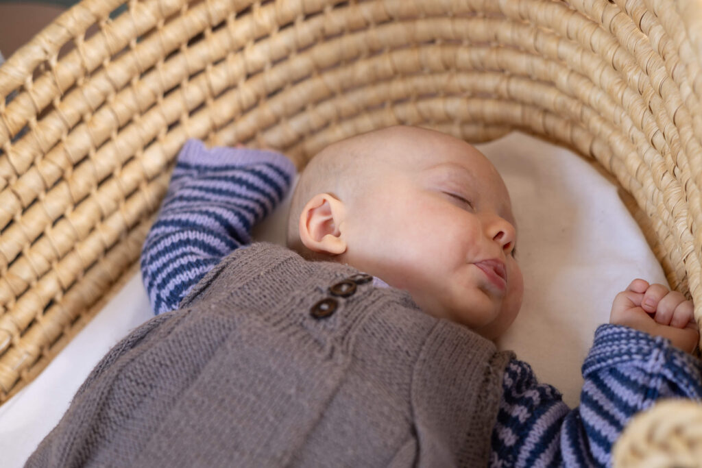 Babyfotos- Baby liegt schlafend im Korb, Hamburg