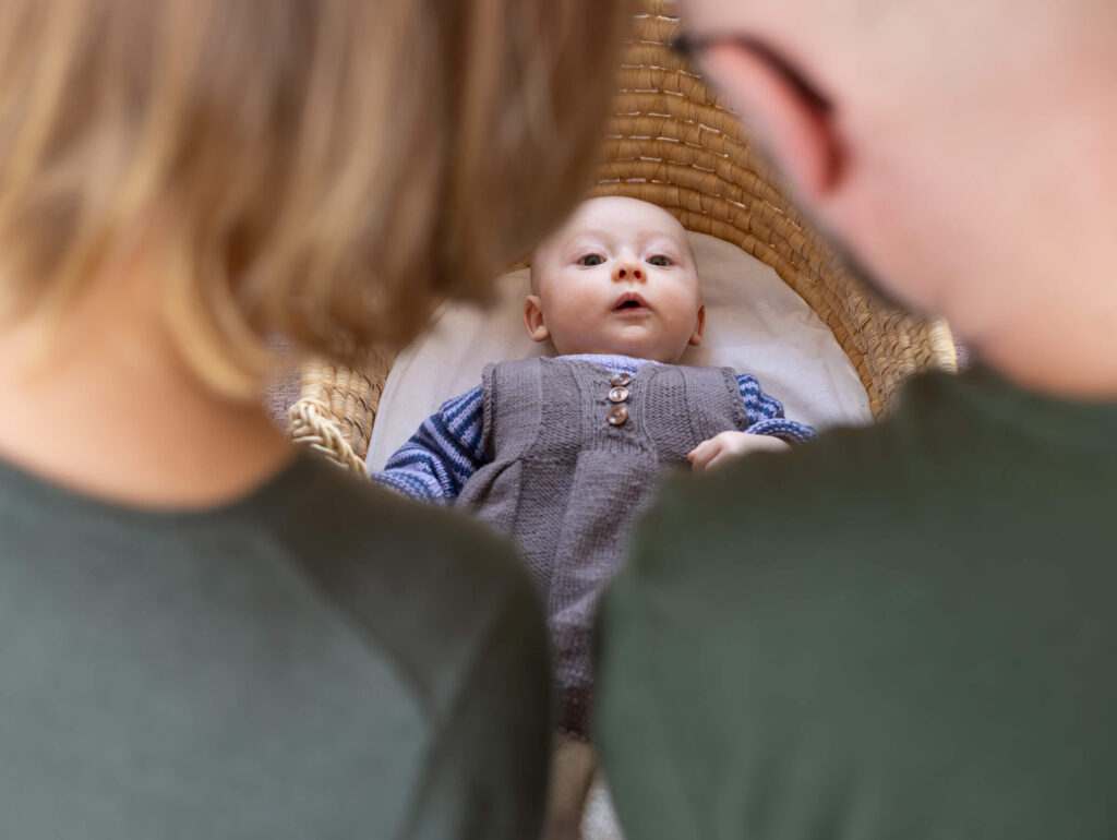 Neugeborenenfotografie in Hamburg Baby im Moseskorb