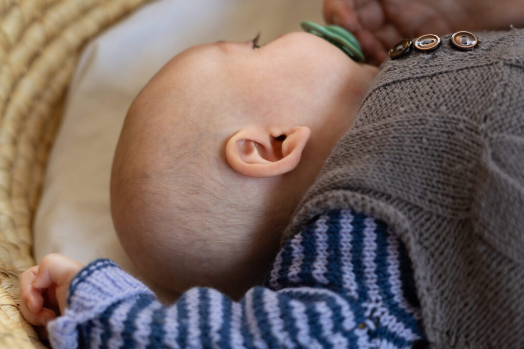 Babyfotos- Baby liegt schlafend im Korb, Hamburg