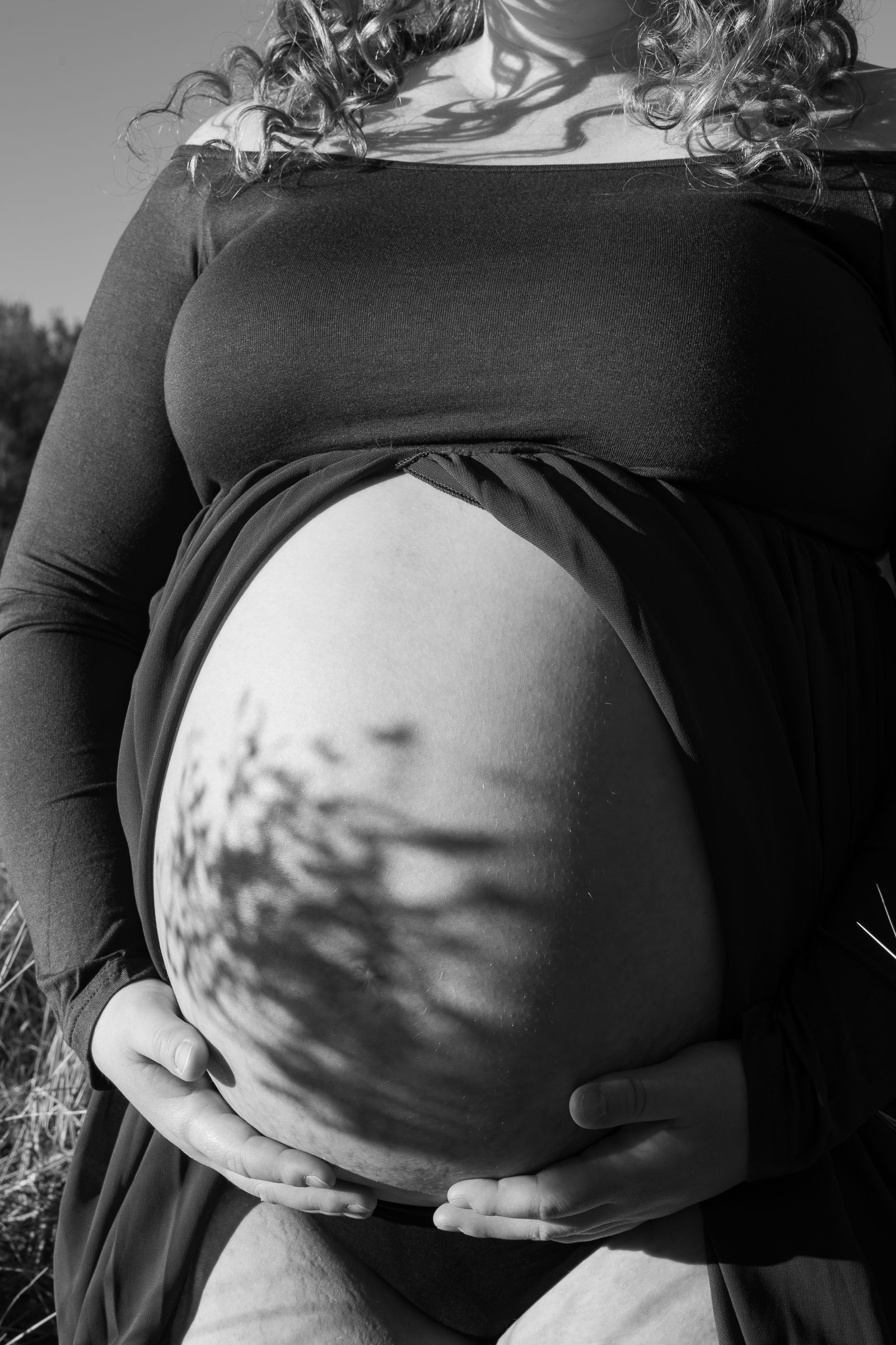 Fotograf Hamburg, Schwangerschaftsfotograf Hamburg, Babybauch in schwarz-weiß mit Schatten von Bkumen