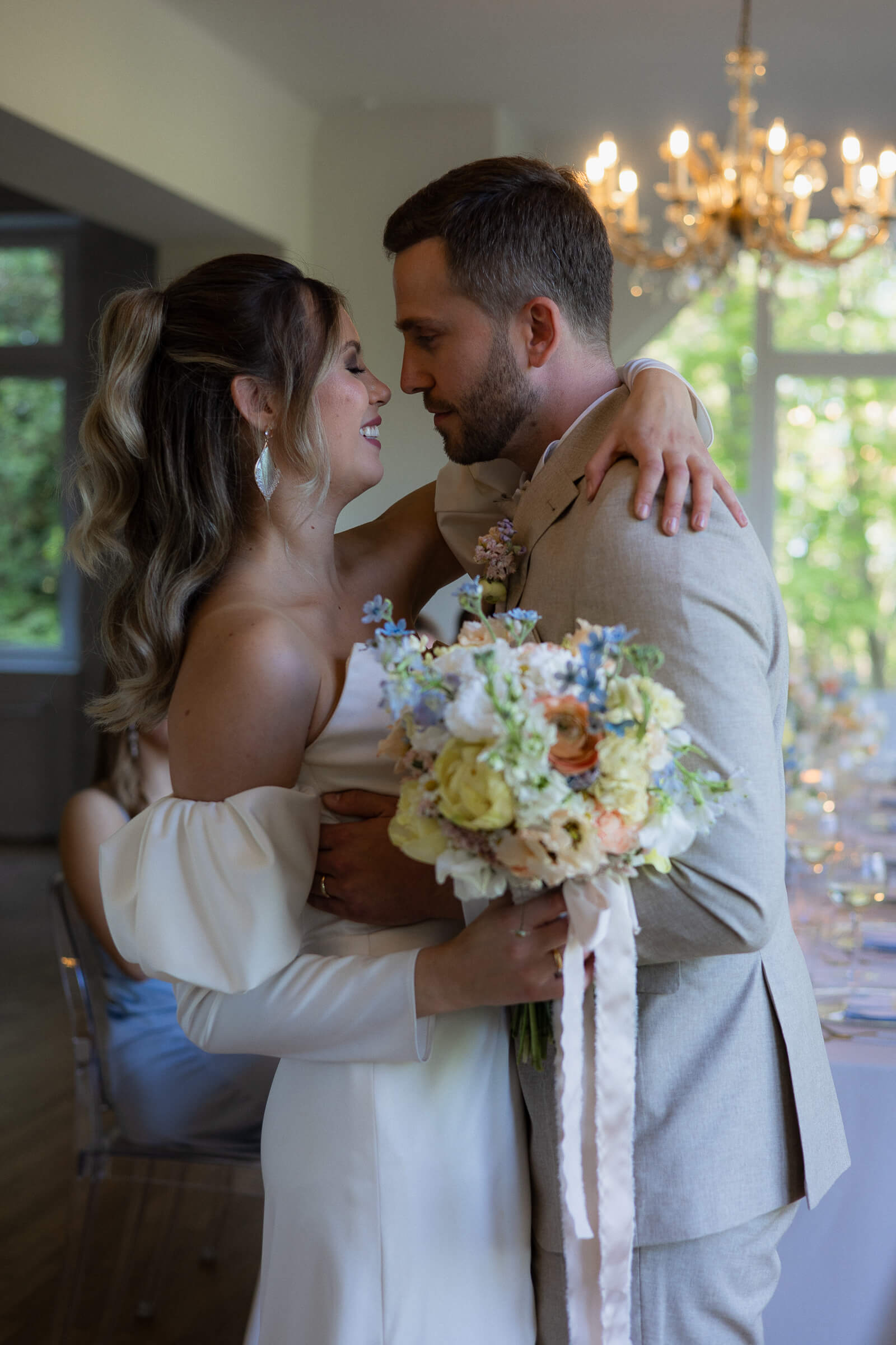 Brautpaar umarmt sich innig und schauen sich verliebt an