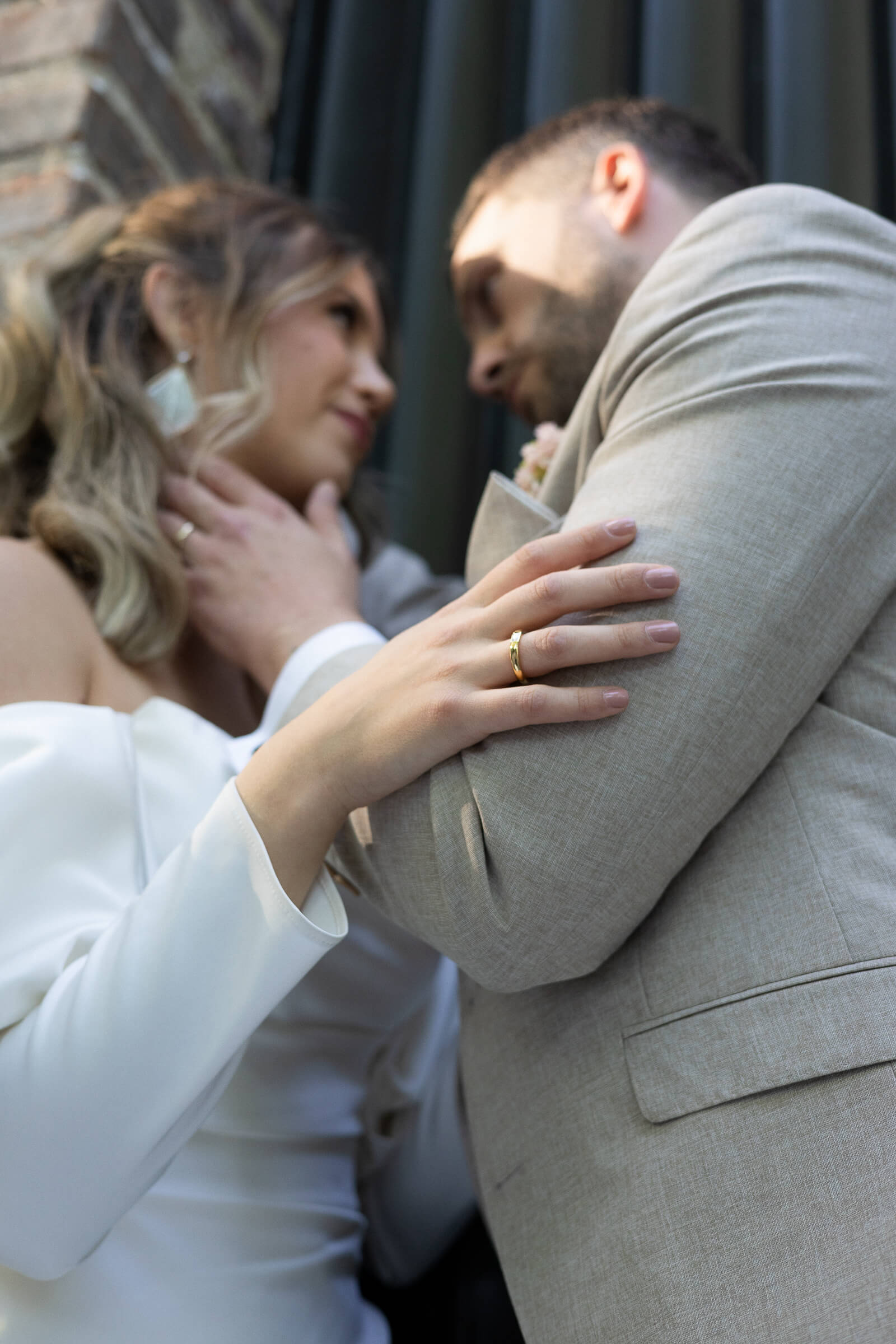 Brautpaar lehnt an einem Tor, der Ring der Braut steht im Vordergrund
Hochzeitsfotograf Hamburg Bergedorf