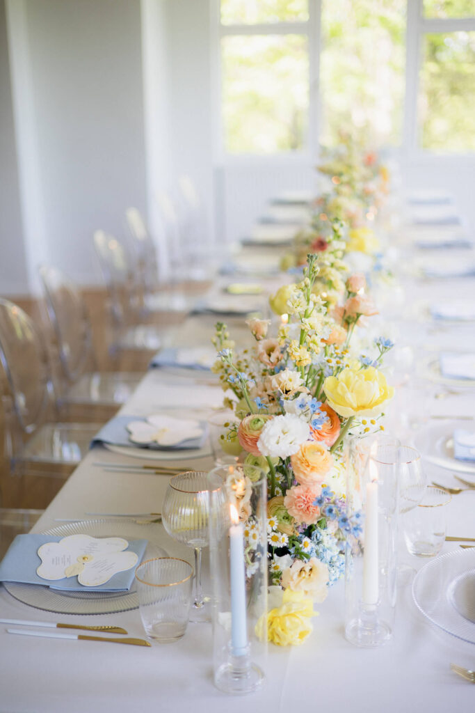 gedeckte Hochzeitstafel mit farbenfrohen Blumen