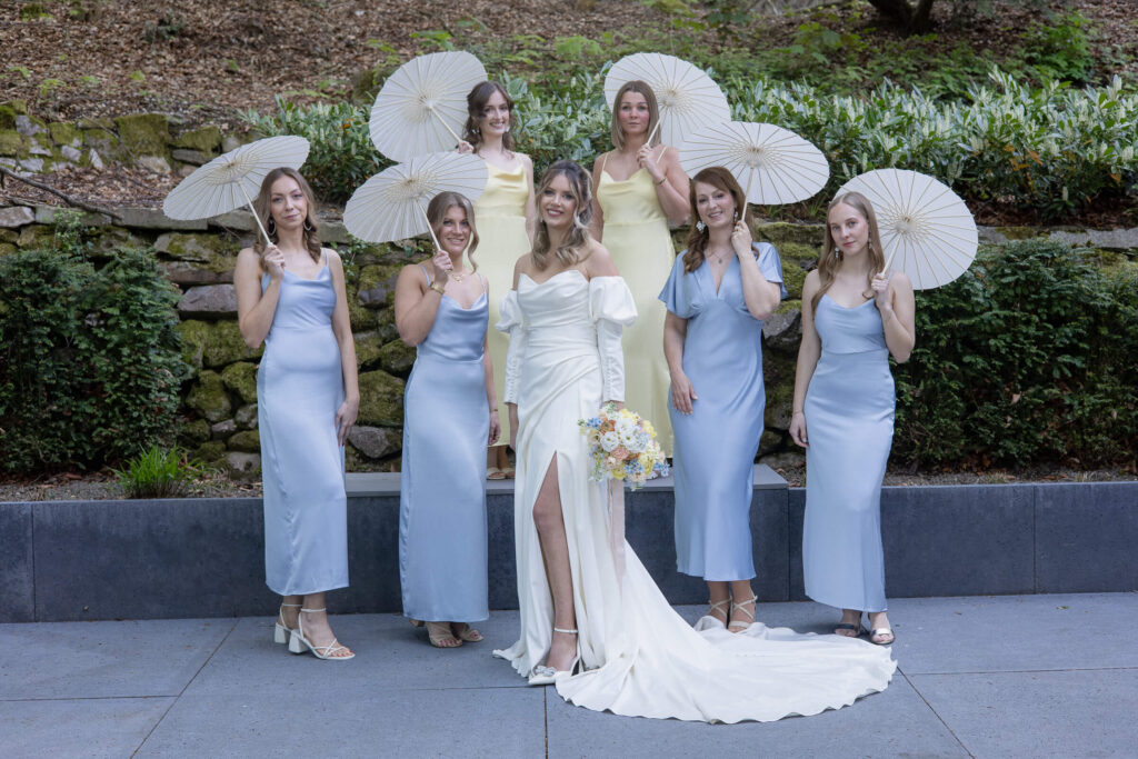 Gruppenfoto Braut und 6 Brautjungfern mit Sonnenschirmen