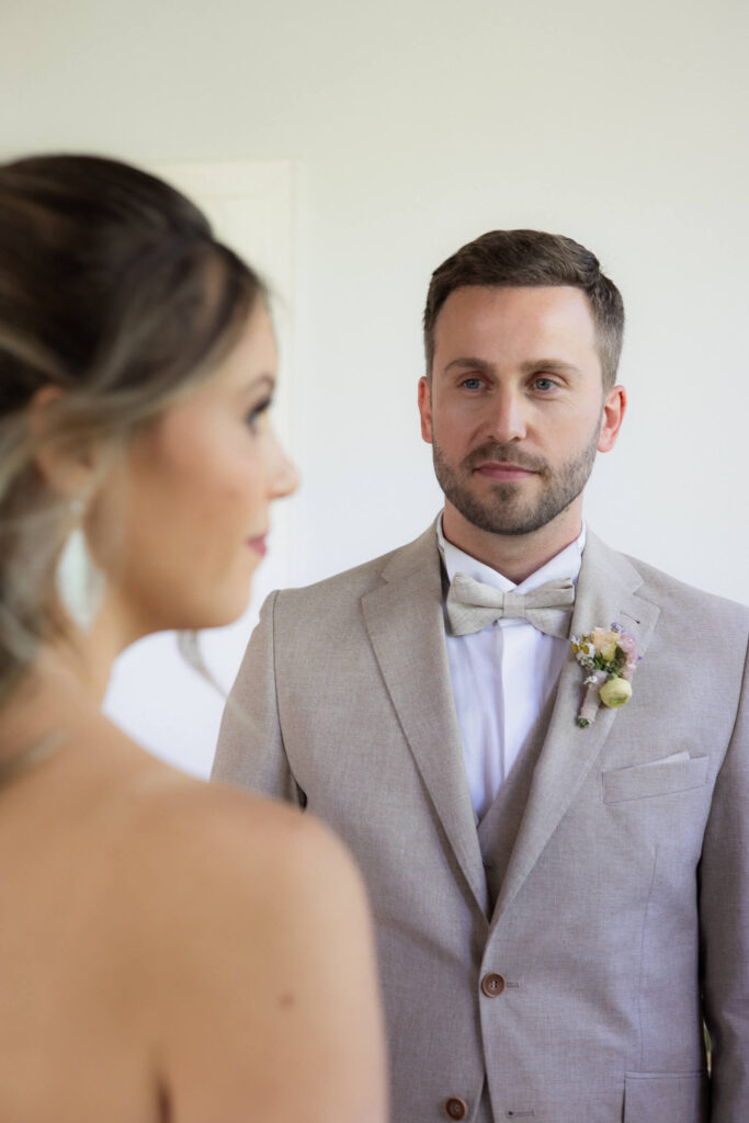 Momente vor der Trauung, Bräutigam schaut seine zukünftige Braut an
