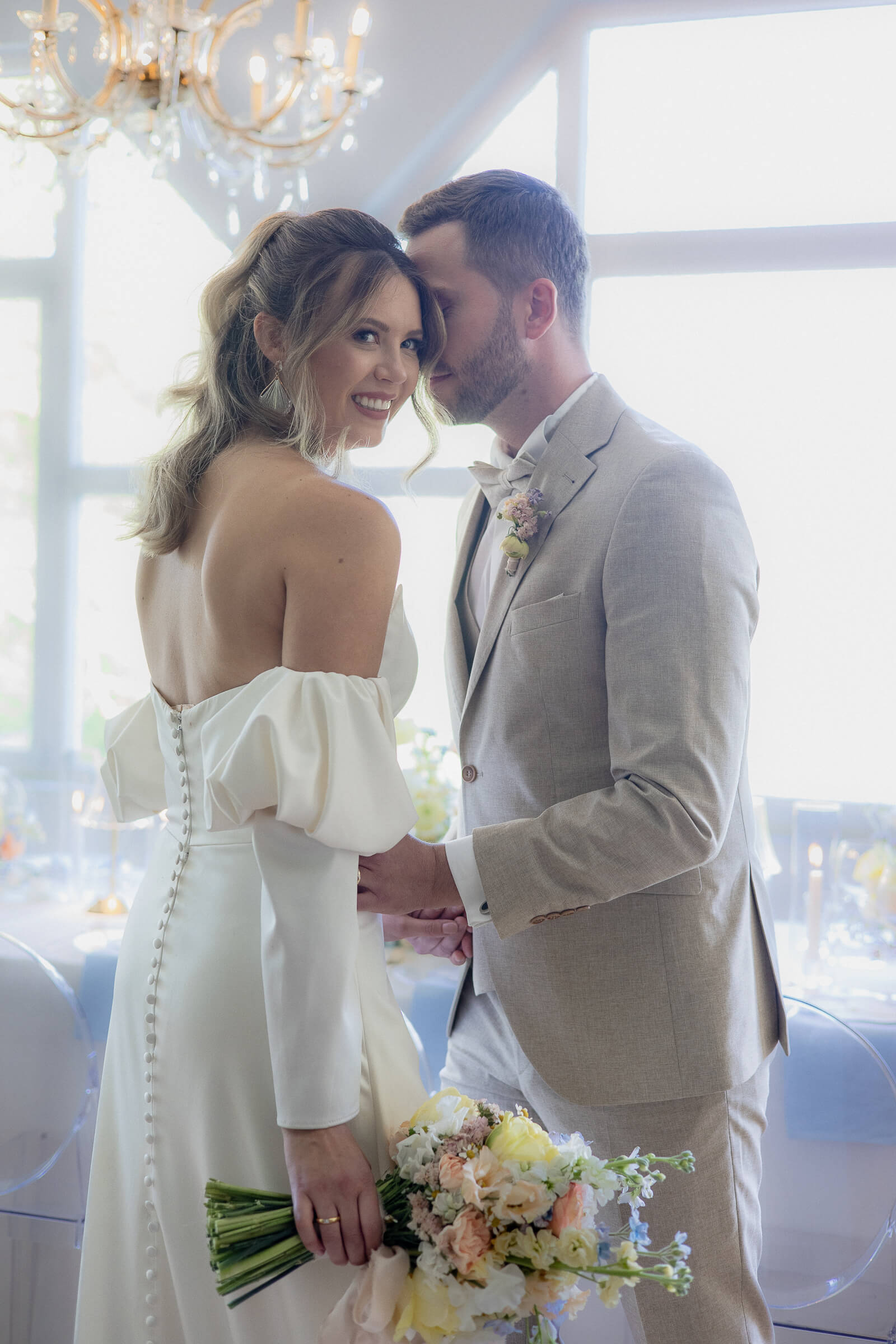 Fotograf Hamburg, Hochzeitsfotograf Hamburg, Brautpaar stehen vor dem gedeckten Tisch