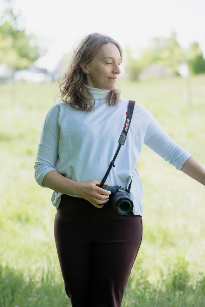 Fotograf Hamburg Eimsbüttel, Eppendorf, Hafencity, Bergedorf, Fotografin steht im Feld
