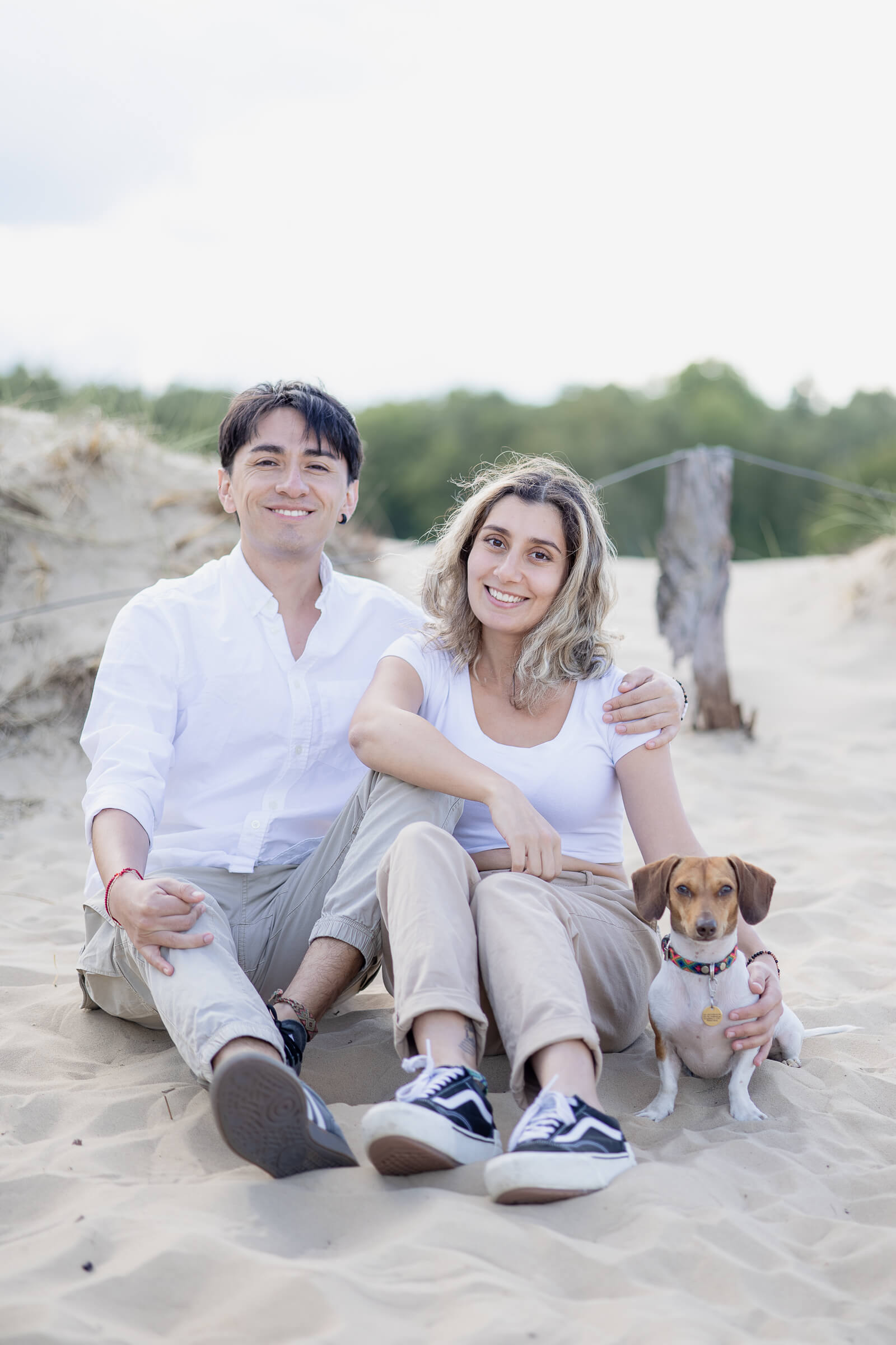 Paarshooting mit Hund Boberger Dünen_ Fotografin Hamburg _Geesthacht_Paar kuschelt im Sand