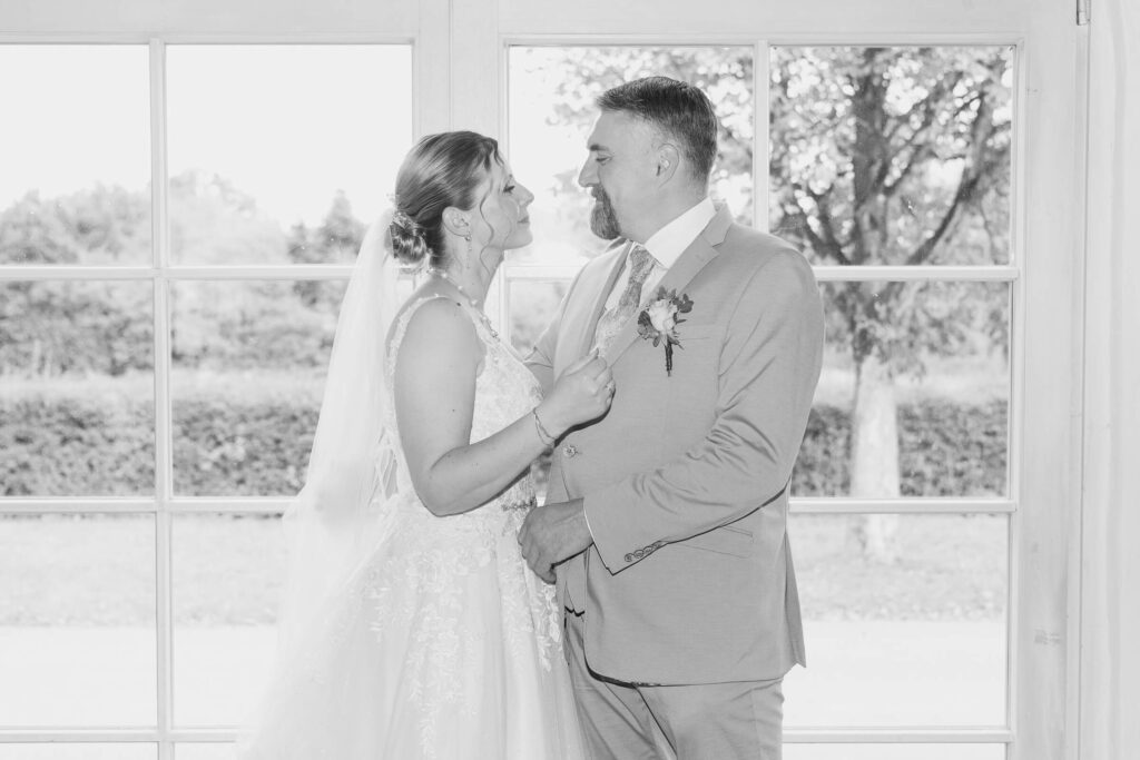Brautpaar vor großem Fenster_Gut Schönau_Reinbek_Hochzeitsfotograf Hamburg Hannover Schleswig Holstein