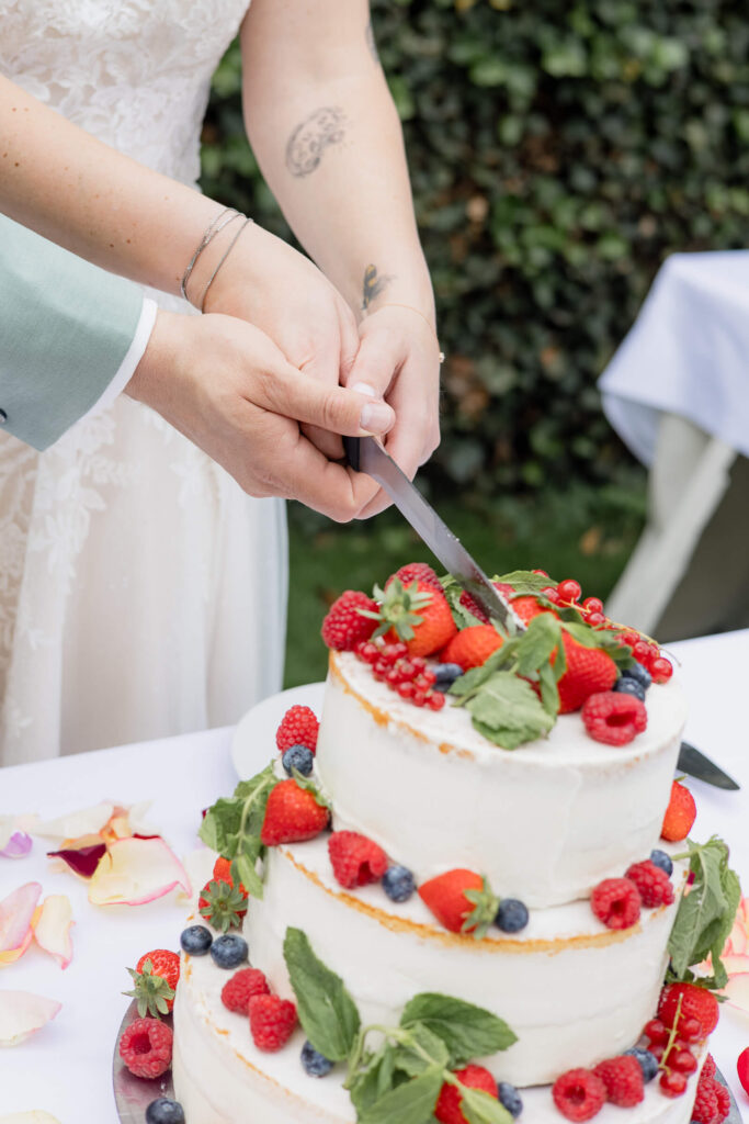 Brautpaar schneidet Hochzeitstorte an_Gut Schönau_Reinbek_Hochzeitsfotograf Hamburg Hannover Schleswig Holstein