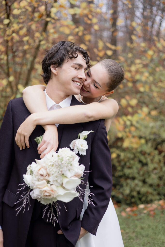 Villa Sophie_Hochzeitsfotograf Hamburg Hannover Schleswig Holstein_Braut vor Blumengesteck_Brautpaar beim First Look