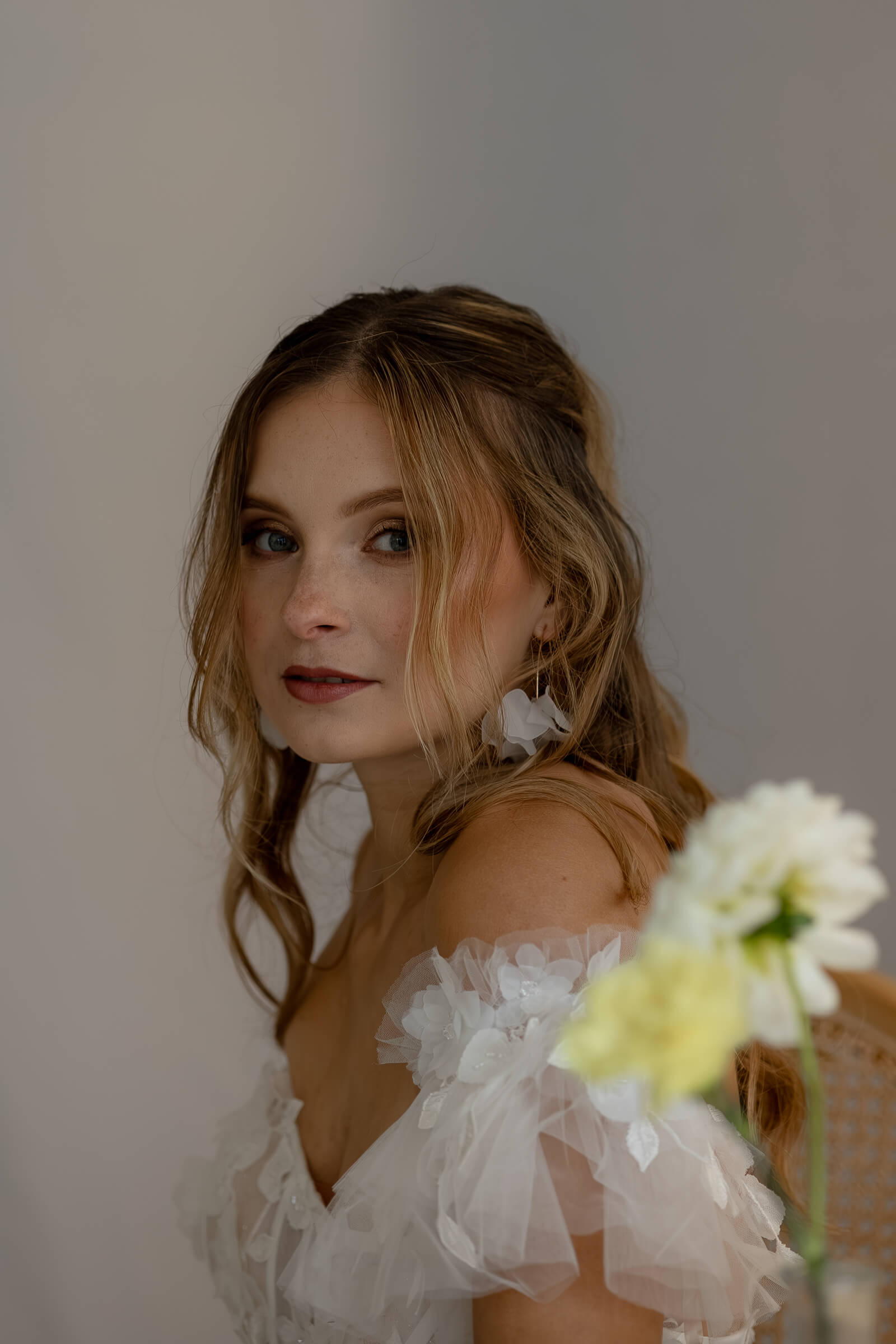 Braut schaut direkt in die Kamera, im Vordergrund ist die gelbe Blumendeko zu sehen
Hochzeitsfotograf Villa Sophie