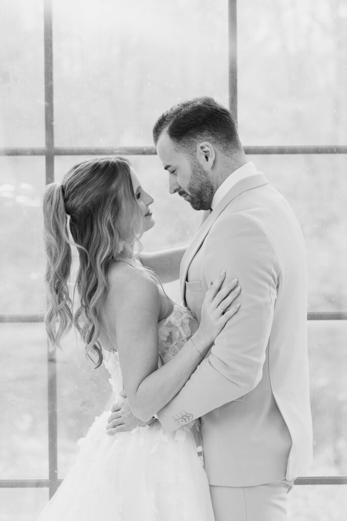 Villa Sophie_Hochzeitsfotograf Hamburg Hannover Schleswig Holstein_Braut vor Blumengesteck_Brautpaar vor Fensterfront