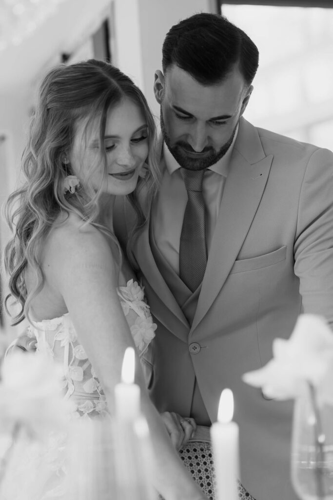 Villa Sophie_Hochzeitsfotograf Hamburg Hannover Schleswig Holstein_Braut vor Blumengesteck_Brautpaar schaut sich die Dekoration an