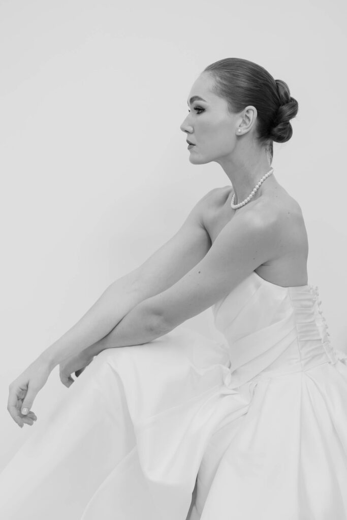 Villa Sophie_Hochzeitsfotograf Hamburg Hannover Schleswig Holstein_Braut posiert vor weißer Wand_Editorial