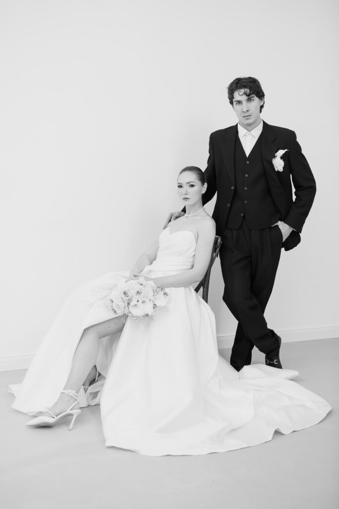 Villa Sophie_Hochzeitsfotograf Hamburg Hannover Schleswig Holstein_Brautpaar posiert vor weißer Wand_Editorial