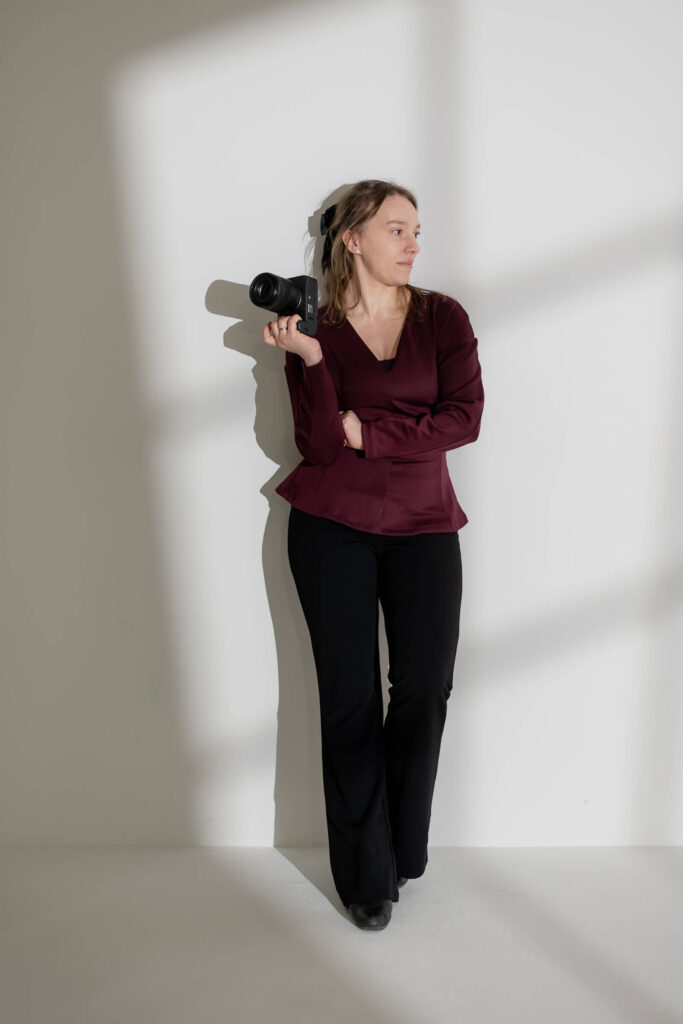 Portrait Fotograf Hamburg Studio_Fotograf hält eine Kamera