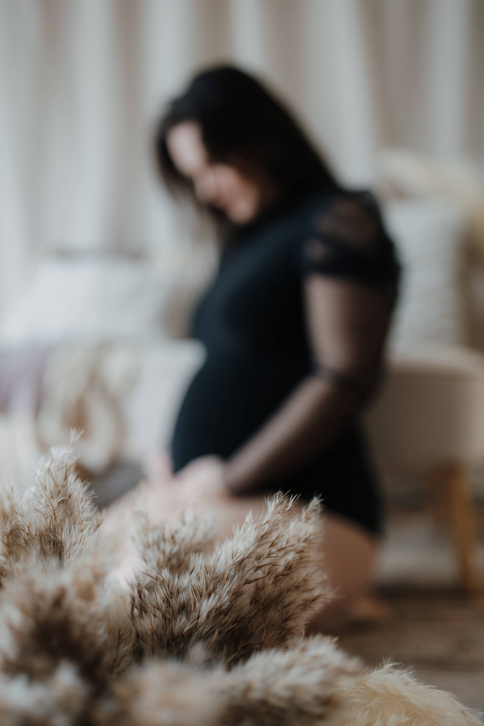 Babybauch, Schwangere Frau trägt einen schwarzen Body, Escheburg Hamburg